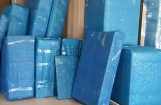 Mavi ambalajlı eşya